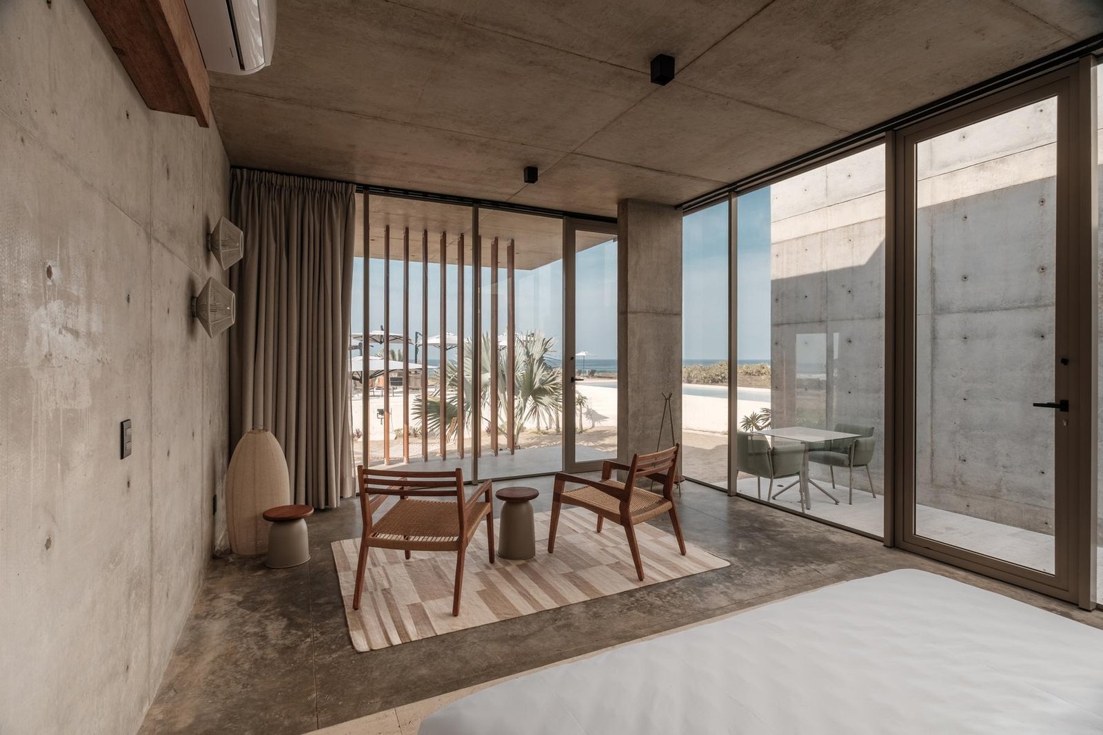 Recámara con sala y terraza